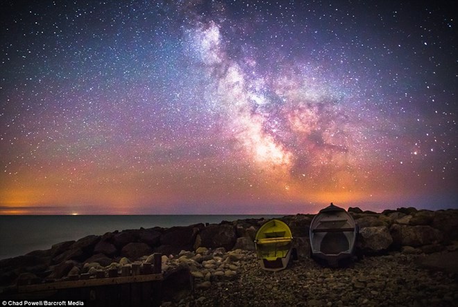 Bầu trời đêm của đảo Wight được chiếu sáng bởi hàng triệu ngôi sao, tạo nên bối cảnh tuyệt đẹp và những hình ảnh đầy màu sắ của Milky Way.