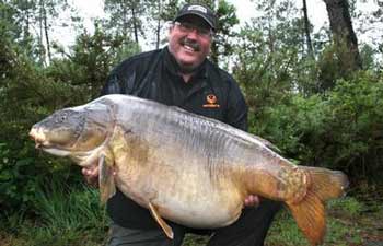 Trước đây một con cá chép nặng 40kg cũng do một du khách Anh câu được ở Thái Lan giữ kỷ lục con cá chép lớn nhất thế giới. Nay kỷ lục này đã bị phá vỡ.