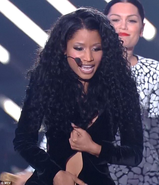 Cũng tại đêm trao giải này,Nicki Minaj đã gặp sự cố rách váy trên sân khấu.