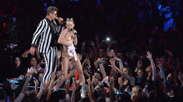 Dường như là tiền lệ, mỗi năm tại lễ trao giải âm nhạc này đều có một sự cố. Năm ngoái, ca sĩ Miley Cyrus đã gây sốc với điệu nhảy gợi dục.