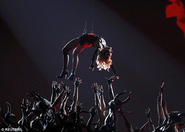 Khán giả không ngừng hò hét theo tiết mục trình diễn sôi động của Madonna.