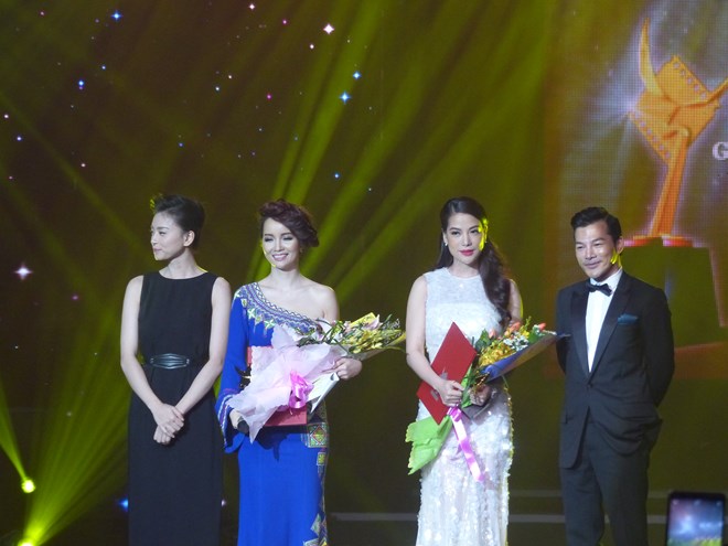 Trương Ngọc Ánh nhận giải Nữ diễn viên xuất sắc nhất.