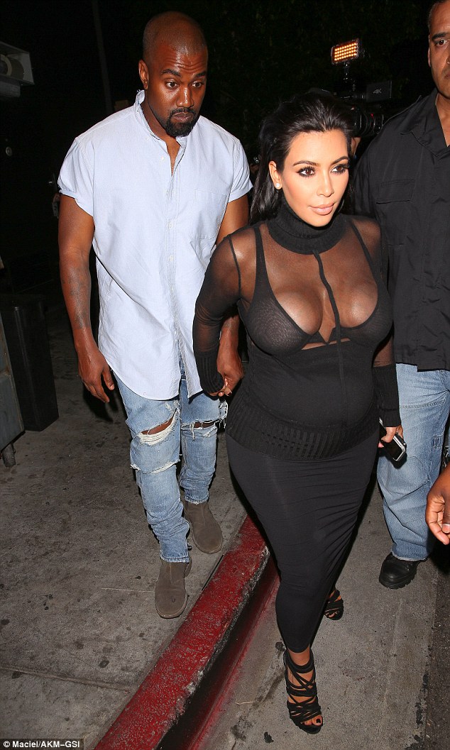 Kim cùng chồng - rapper Kayne West đến dự bữa tiệc sinh nhật của cô em útKylie Jenner.