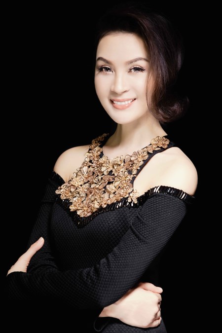 Diện trang phục của NTK Lê Thanh Hòa, MC Thanh Mai khoe vóc dáng thanh mảnh, thon gọn như thiếu nữ dù đã ở tuổi ngoài 40.