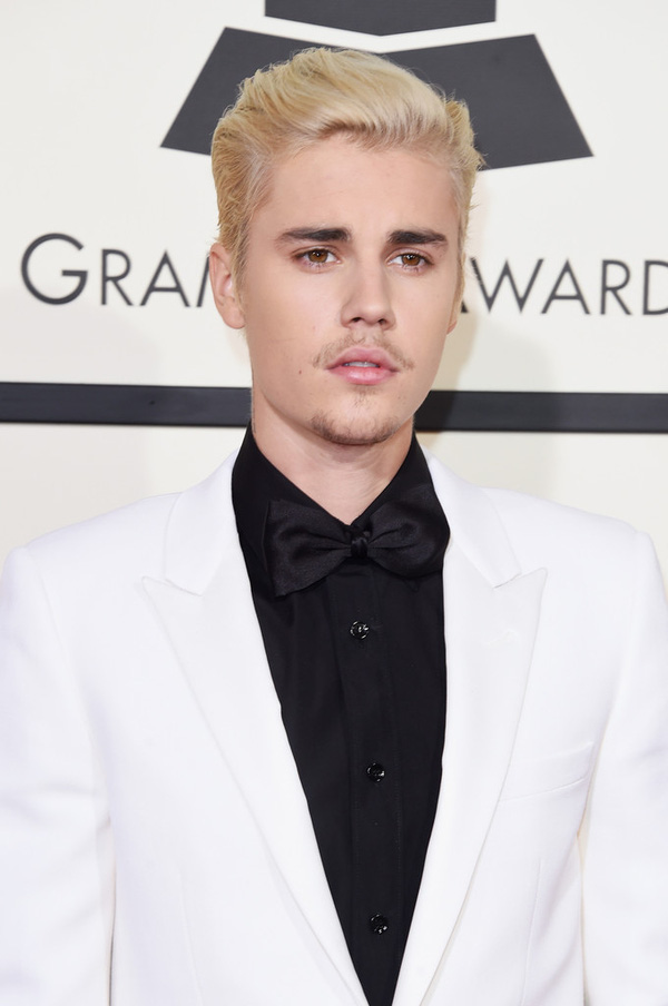 Justin Bieber lẻ bóng đến dự sự kiện.