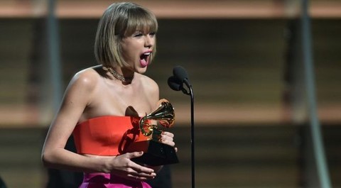 Taylor Swift xúc động khi lên nhận giải