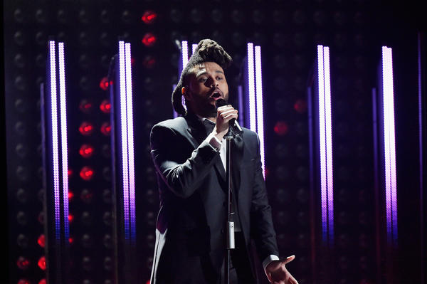 The Weeknd - người sở hữu tới 7 đề cử - gây bão sân khấu Grammy với hit đình đám năm 2015 là Behind The Madness, In The Night.