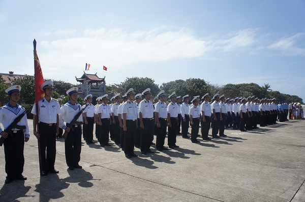 Uy nghiêm lễ chào cờ tại Đảo Trường Sa lớn ngày đầu năm