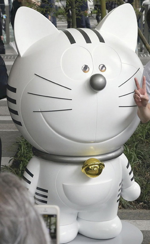Linh vật của tòa nhà chọc trời này có tên là Toranomon. Toranomon được ra đời dưới sự hợp tác của Mori Building Co., chủ đầu tư của tòa nhà Toranomon Hills và Fujiko-Pro Co, tác giả của bộ truyện tranh nổi tiếng về chú mèo máy Doraemon.