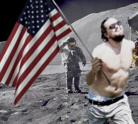 Leo đặt chân lên mặt trăng.