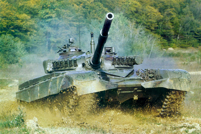 M-84A tương tự như T-72M1 Liên Xô nhưng có 1 động cơ mạnh mẽ hơn đáng kể, hệ thống máy tính kiểm soát hỏa lực mới, bao gồm thiết bị quan sát ngày/đêm DNNS-2 cho xạ thủ, cùng máy đo xa laser. Có 1 kính tiềm vọng loại TNP-160 và 1 chiếc TNPA-65 (kính tiềm vọng phụ trợ), lái xe được trang bị thiết bị quan sát TNPO-168V.