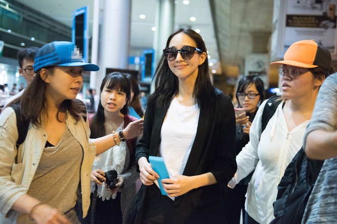 Mặc dù tới sân bay Tân Sơn Nhất lúc nửa đêm nhưng Trương Quân Ninh vẫn được một nhóm khán giả trẻ đứng đợi để xin chữ ký, chụp ảnh lưu niệm. Nữ diễn viên tỏ ra thân thiện khi nán lại trò chuyện cùng fan.