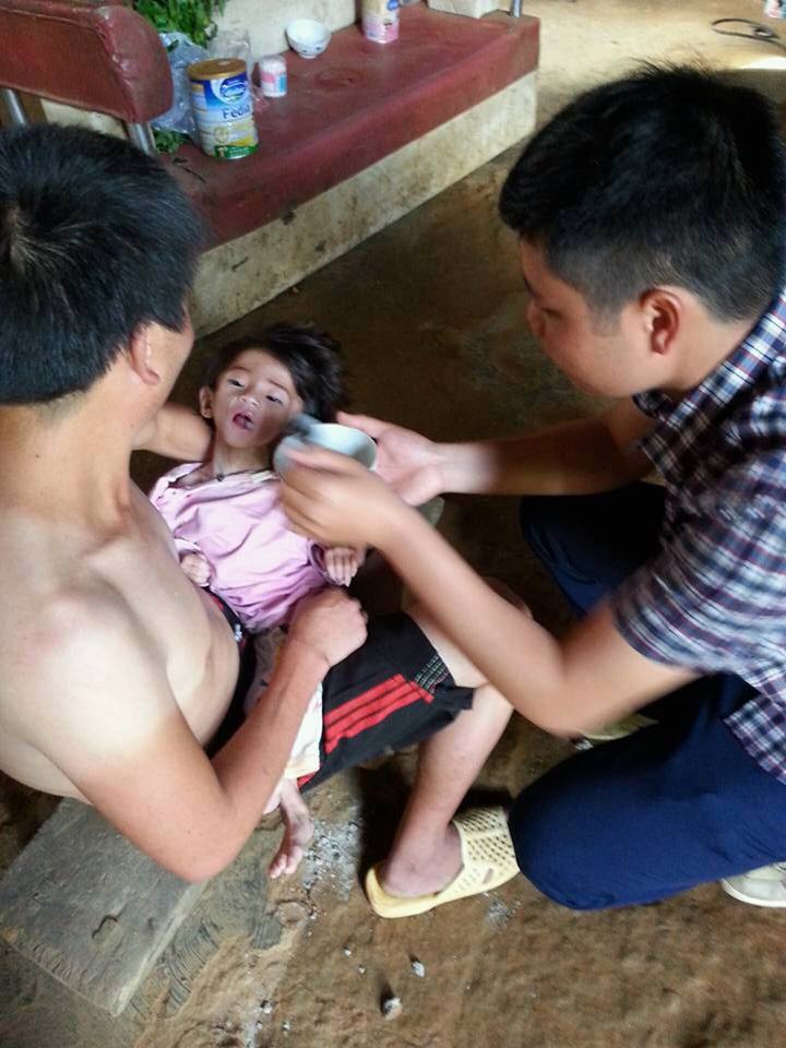 Một tình nguyện viên đang chăm sóc cho bé Yến Nhi