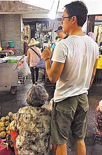 Hình ảnh Minh Đạo ăn vận giản dị đứng bán hàng ở chợ cùng mẹ khiến nhiều người ngưỡng mộ