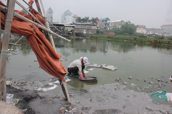 Vì cuộc sống, một số bộ phận người dân Văn Môn đang hủy hoại sức khỏe chính mình