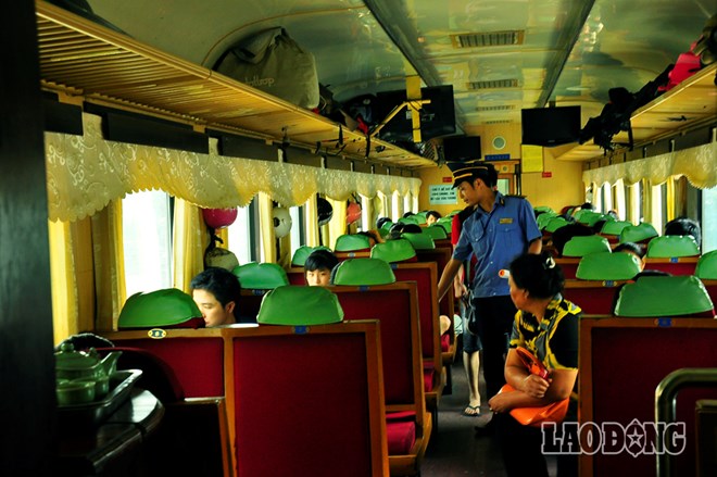 Để đảm bảo vị trí và an toàn cho người dân trong mỗi chuyến tàu, các nhân viên phải luôn ân cần nhắc nhở. Trong ảnh: Trưởng tàu khách Nguyễn Bá Anh, 30 tuổi (9 năm nghề) đang đôn đốc hành khách trên xe làm việc và ngồi đúng số ghế của mình.