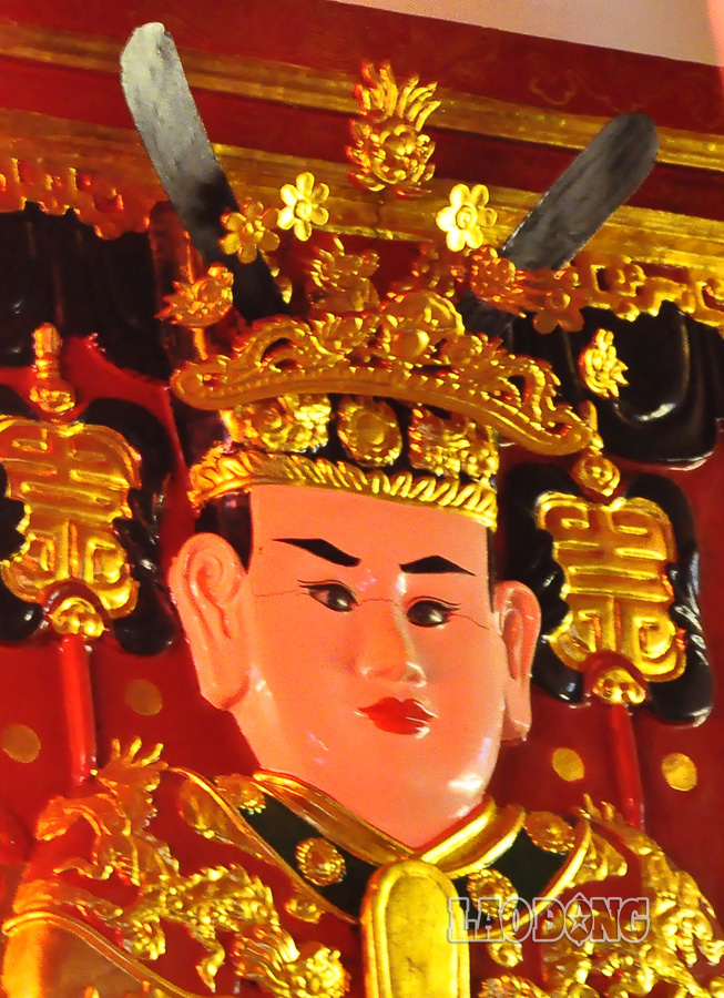 Bức tượng chân dung Lạc Long Quân ngự trên ngai vàng, đầu đội vương miện chạm hình lưỡng long chầu nguyệt, khoác áo hoàng bào vóc dáng bệ vệ, khuôn mặt hiên từ, phúc hậu, thể theo 36 quý tướng của nhà Phật.