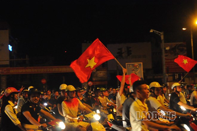 Lá cờ Tổ quốc đỏ rực trên các tuyến phố Hà Nội
