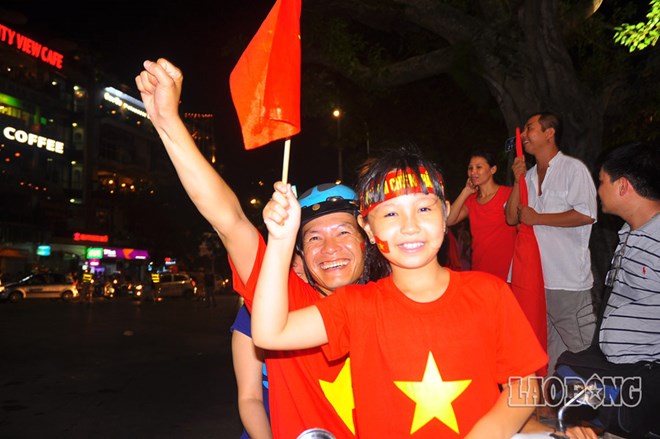 Tình yêu bóng đá của người hâm mộ Việt Nam như được truyền từ thế hệ này qua thế hệ khác, khi nào tình yêu ấy cũng nồng nàn và thiết tha...