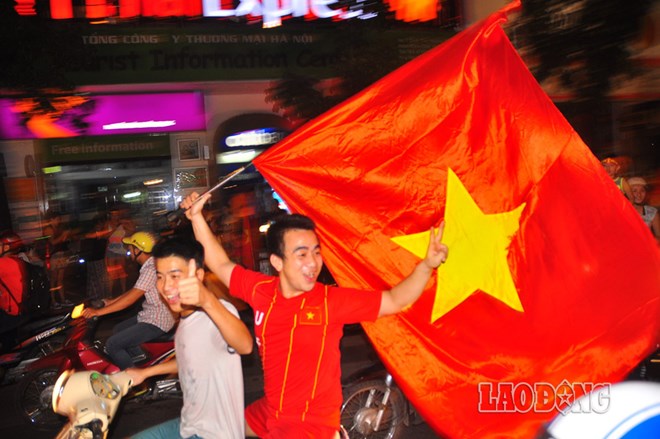 Đêm qua, ở Hà Nội hàng nghìn cổ động viên đã tổ chức diễu xe khắp các tuyến phố ăn mừng chiến thắng.