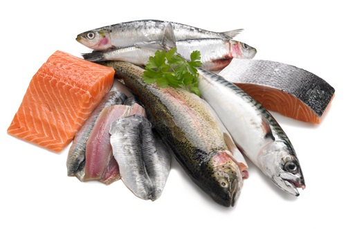 Dầu cá là thức ăn giàu vitamin, cung cấp nhiều chất dinh dưỡng đặc biệt ngăn ngừa rụng tóc một cách rất hiệu quả. Như bạn cũng biết cá là loại thực phẩm rất tốt cho cơ thể cũng như sự phát triển của trí óc.