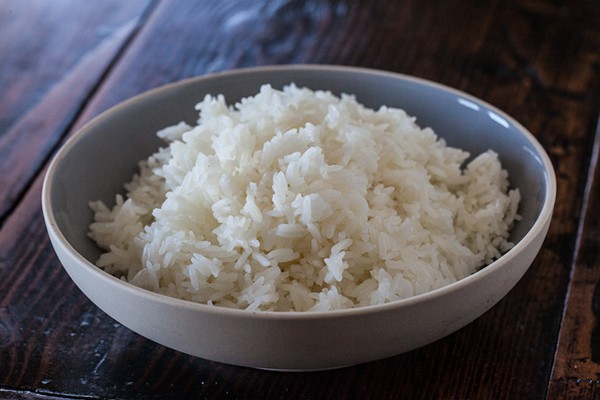 Đặc biệt với phụ nữ ốm nghén, gạo trắng luôn là lựa chọn số một và an toàn.