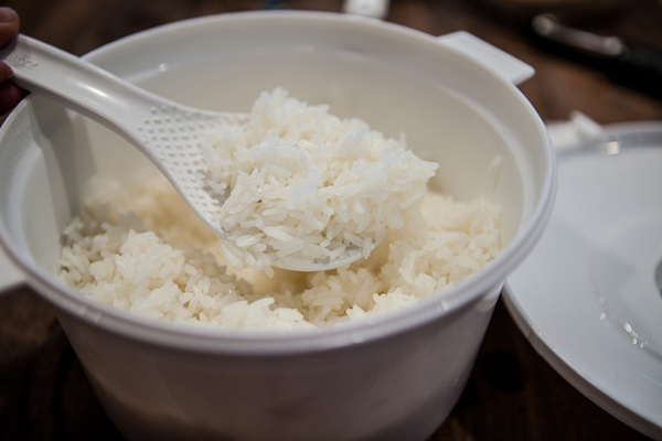 Sử dụng gạo trắng sẽ giúp bạn tránh được tình trạng sâu răng.