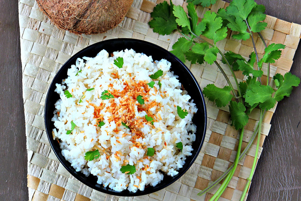 Trong gạo trắng có chứa carbohydrate lành mạnh, giúp cân bằng nội tiết tố.