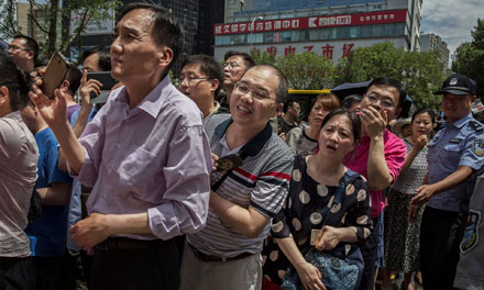 Cha mẹ chờ tin con thi cao khảo ở Bắc Kinh.