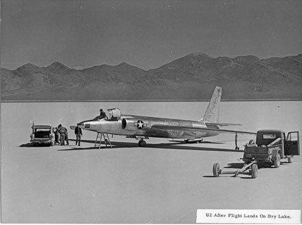 Phiên bản thử nghiệm của máy bay U-2 hạ cánh ở lòng hồ cạn Groom.