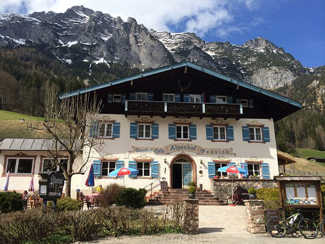 Hitler là người thường xuyên lui tới khách sạn Bavarian của ông bác Weiss, bên cạnh nhà khách Alpenhof (ảnh) của cha mẹ ông Bartels.