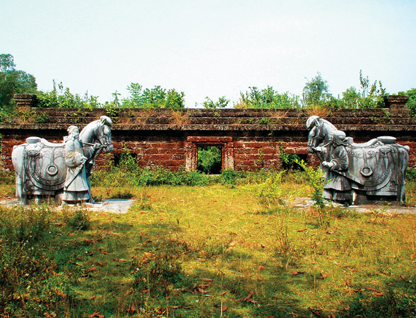 Trục thần đạo vào lăng Dinh Hương có 2 tượng đá.