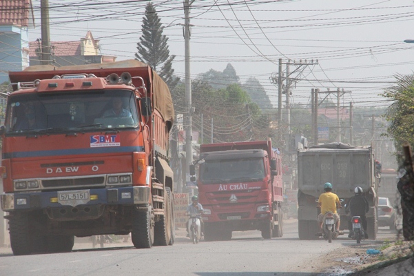 Xe ben chở đá mù bụi đang “tung hoành” tại khu vực Tân Cang, xã Phước Tân, TP.Biên Hòa.