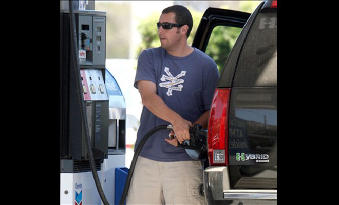 Nam diễn viên Adam Sandler và mẫu SUV hybrid Chevrolet Tahoe Hybrid