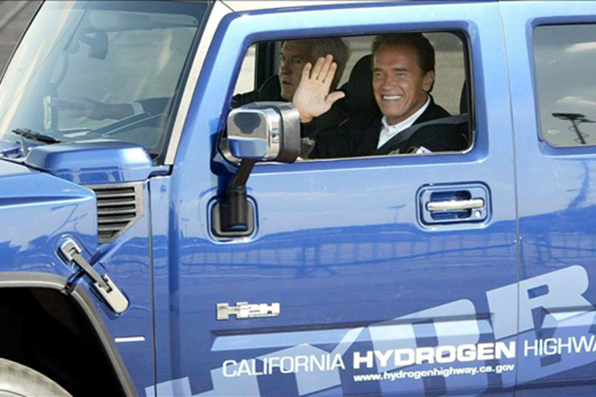 Nam diễn viên phim hành động kiêm chính trị gia nổi tiếng nước Mỹ Arnold Schwarzenegger và phiên bản SUV hầm hố sử dụng động cơ xanh Hydrogen Hummer
