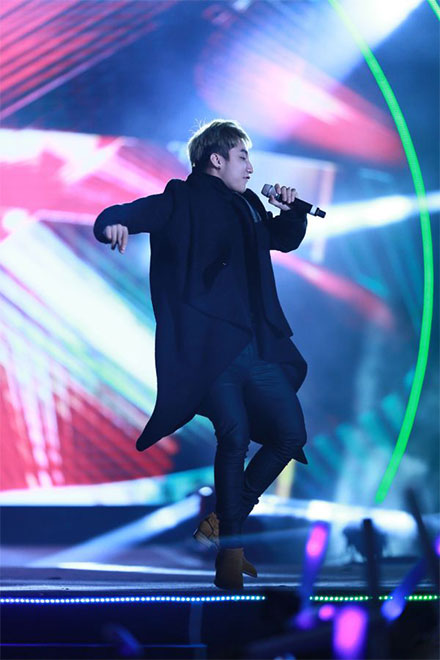 Hàng nghìn khán giả cuồng nhiệt với các ca khúc hit của ca sĩ trẻ tài năng Sơn Tùng M-TP