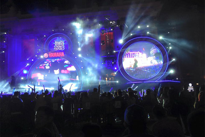 Đại nhạc hội Yamaha Countdown 2015 mở đầu với những màn DJ sôi động.