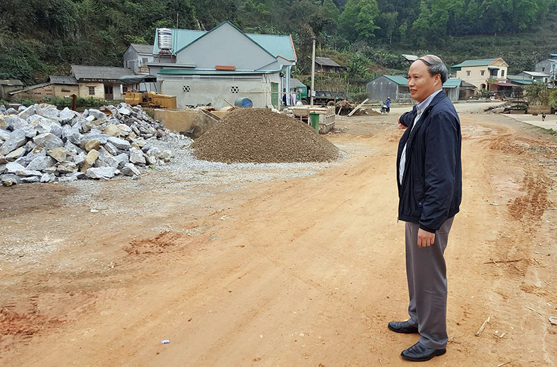 Ông Hoàng Văn Thạch - Giám đốc Sở GTVT Cao Bằng trên đoạn đường tránh QL34 thi công dang dở. Ảnh: LN.