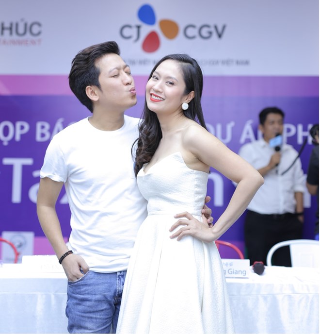 Trường Giang và nữ diễn viên Thanh Thuý thể hiện tình cảm thân thiết tại buổi họp báo công bố dự án phim Taxi, em tên gì .