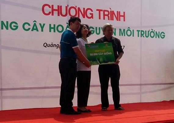 Đại diện Viettravel và Vietnam Airlines trao tượng trưng 50.000 cây keo cho đại diện TKV