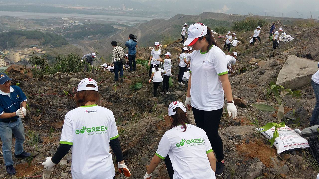 Sinh viên Đại học Hạ Long tham gia trồng cây tại bãi thải Chính Bắc Núi Béo - một trong những bãi thải lớn của TKV tại Quảng Ninh, lại nằm gần trung tâm thành phố Hạ Long.