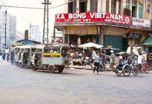 Khắp các con phố Sài Gòn xưa, dễ dàng nhìn thấy biển quảng cáo xà bông Cô Ba.