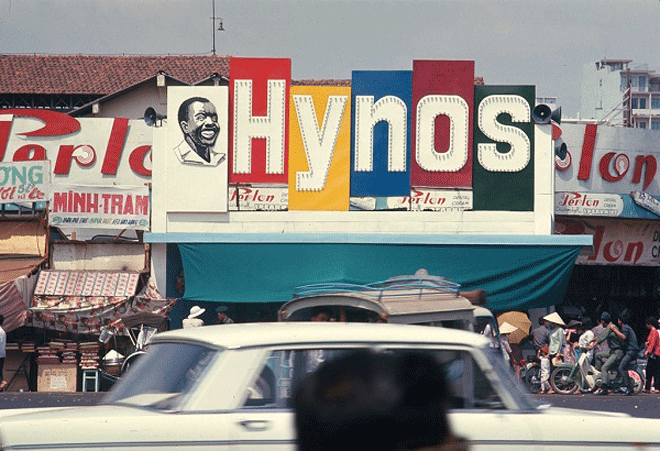 Pano quảng cáo của Hynos được đặt cạnh pano của Perlon ở chợ Bến Thành năm 1969, đây là hai thương hiệu kem đánh răng cạnh tranh mạnh thời đó