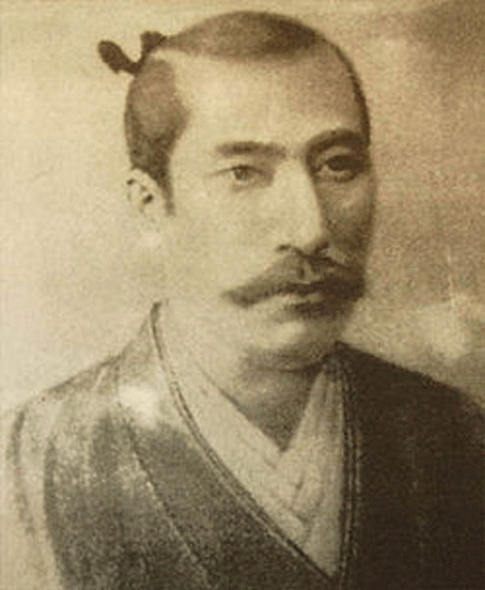 Oda Nobunaga (1534 – 1582) Oda Nobunaga vốn xuất thân là một lãnh chúa nhỏ ở tỉnh Owari. Năm 26 tuổi, bằng tài thao lược, ông đánh thắng đạo quân đông gấp 8 lần số quân của mình.Điều đặc biệt ở Nobunaga lúc đương thời là ông tuyển quân không dựa theo dòng dõi gia tộc mà theo thực lực của binh sĩ. Về sau, ông liên minh với Toyotomi Hideyoshi và Tokugawa Ieyasu trong tiến trình thống nhất nước Nhật, mở ra một thời kì hòa bình lâu dài.Ông còn có tầm nhìn về kinh tế khi cắt giảm thuế cho các thương gia, mở rộng ngoại thương sang Đông Nam Á và châu Âu.