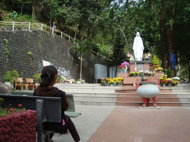 Trên đèo Bảo Lộc, nhiều điểm thờ cúng mọc lên.