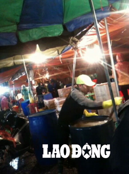 Ngâm, tẩy trắng mực tại chợ Long Biên (Hà Nội).