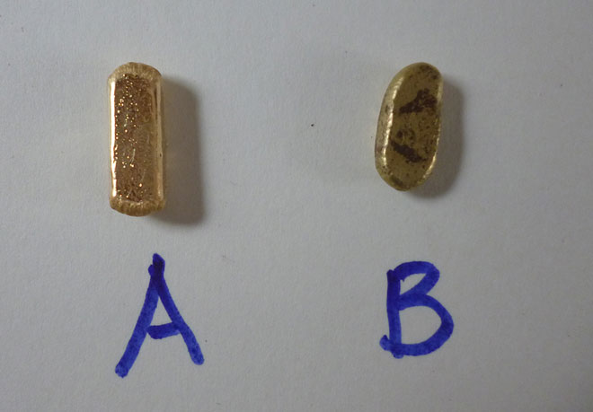 Vàng giả - anh Duy (ở Hà Đông, HN) mua phải. Hai thỏi vàng để so sánh có ký hiệu A và B, ký hiệu A là vàng giả được nấu cô lại thành thỏi, B là thỏi vàng thật màu sáng hơn.