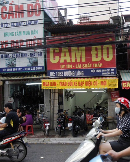 Một góc “trung tâm cầm đồ” ở đường Láng, Hà Nội