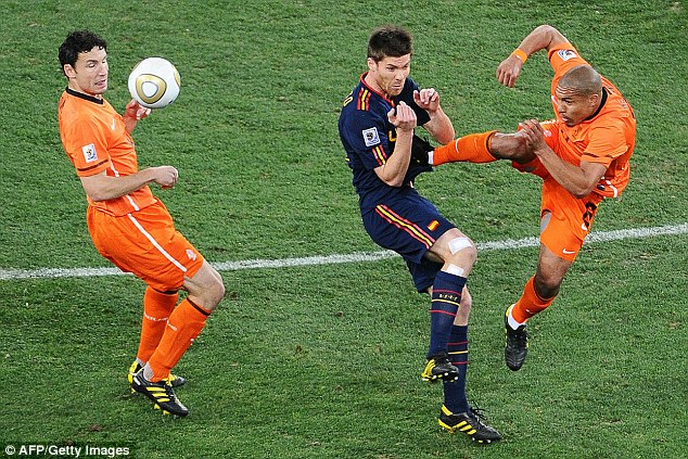 Cú kungfu nổi tiếng toàn cầu của Nigel de Jong tại World Cup 2010