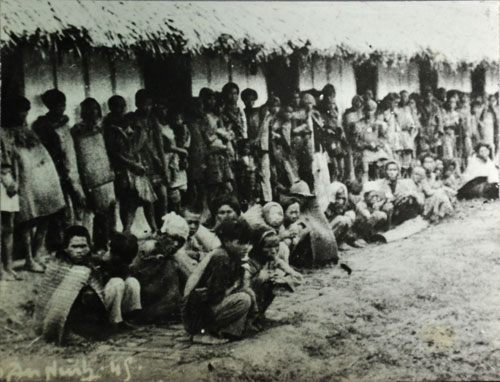 Trại Giáp Bát, Hà Nội, nơi tập trung những nạn nhân đói năm 1945.Ảnh tư liệu.
